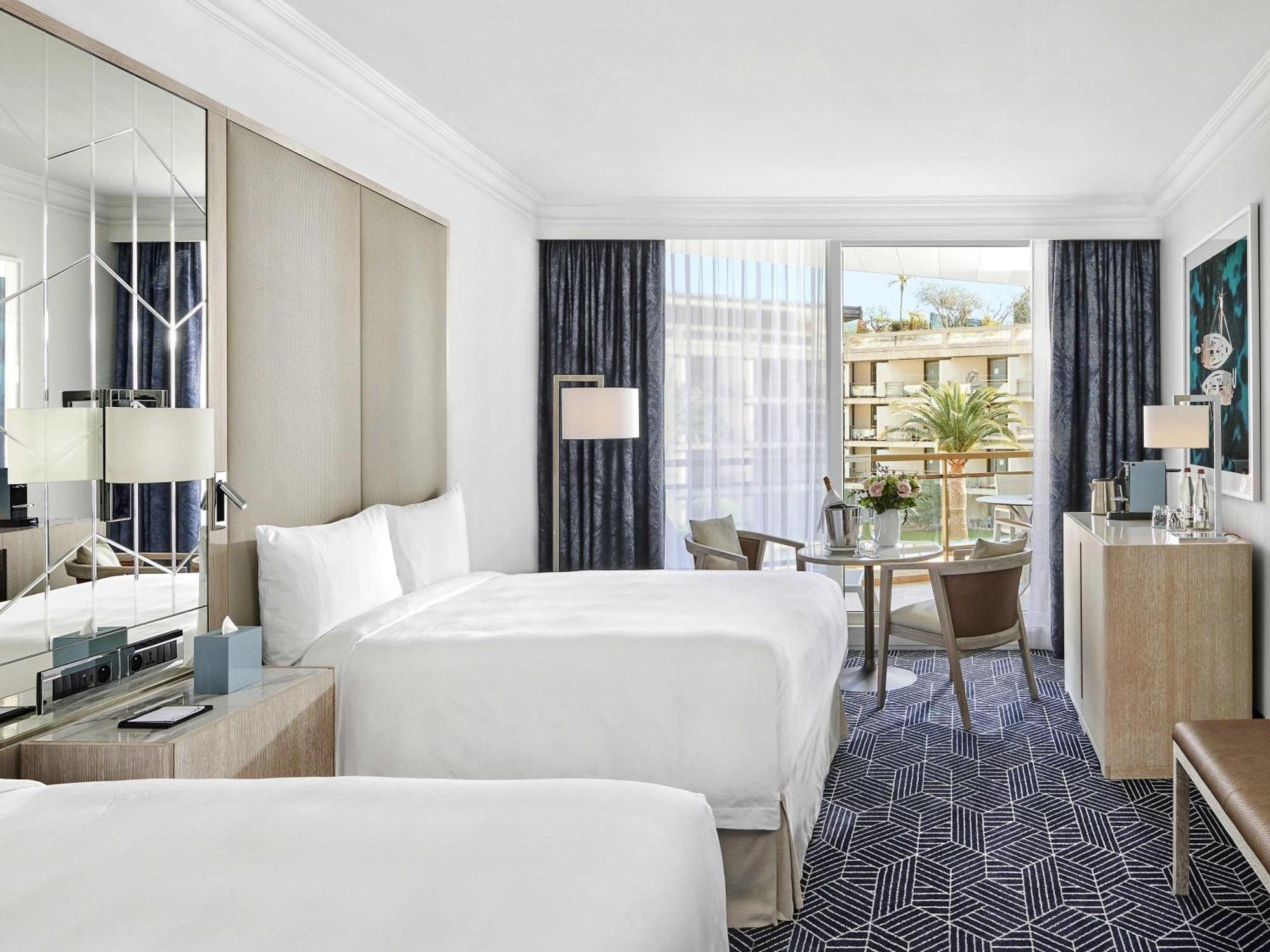 Quarto Duplo Fairmont com 2 Camas de Casal e Vista Jardim